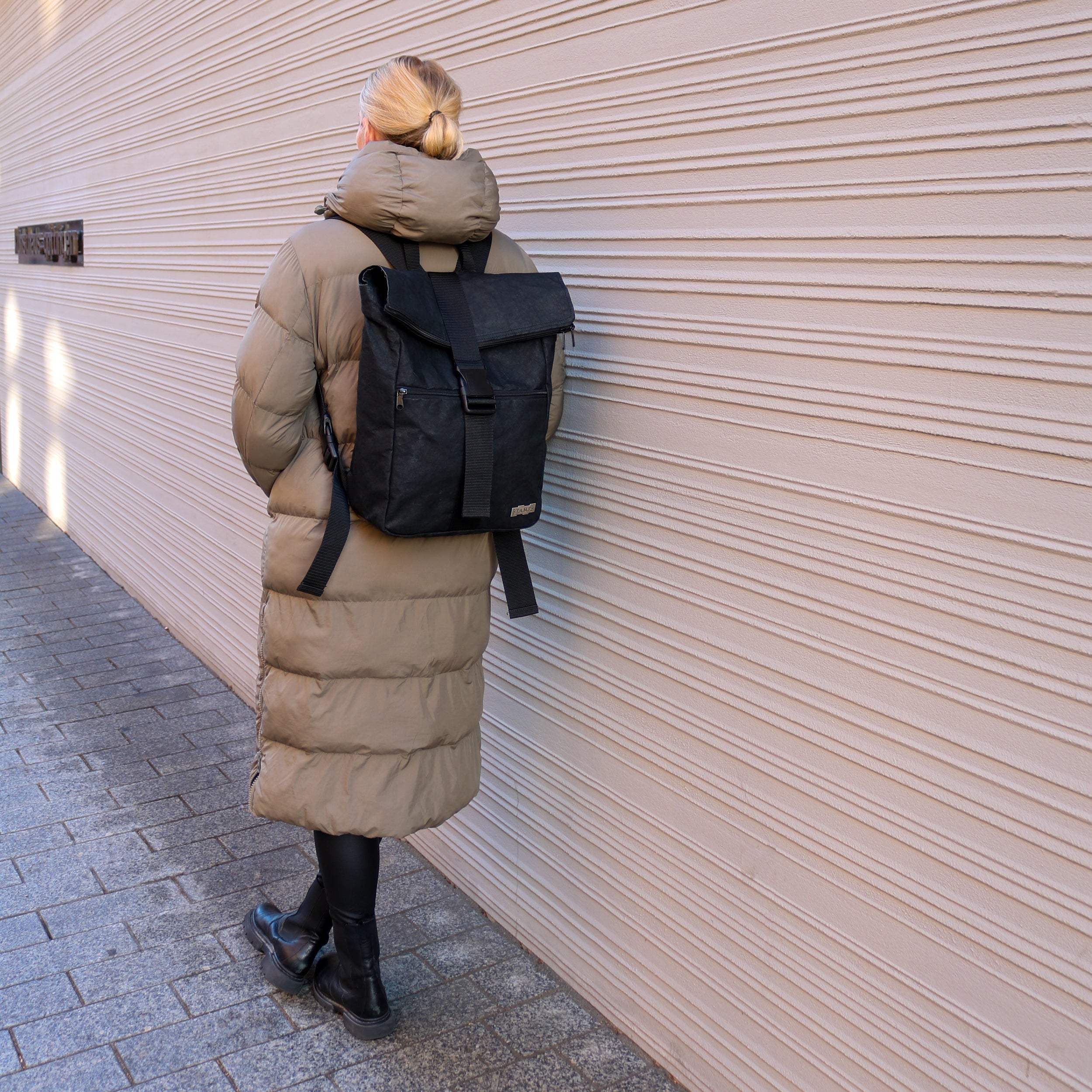 106181_0100_Columbus_in_Black_3v6s7qHghfNQz2